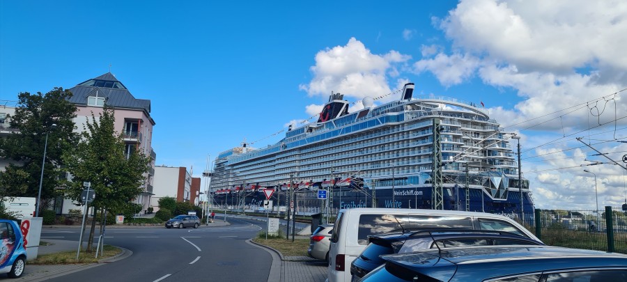 Schiff am Anleger Warnemünde.jpg